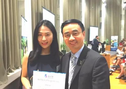 中國(guó)僑網(wǎng)武嘉楠與國(guó)家黨國(guó)會(huì)議員楊健博士在頒獎(jiǎng)典禮合影