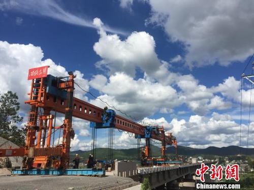 中國僑網(wǎng)廣大鐵路擴(kuò)能改造工程鋪架現(xiàn)場。昆明鐵路局供圖