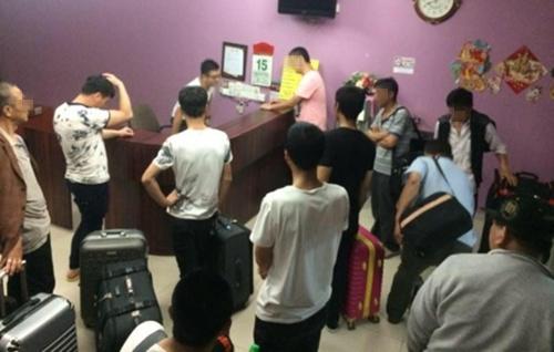 中國僑網(wǎng)陷入“打工騙局”的部分中國農(nóng)民獲安排入住酒店,,擺脫過去幾日風(fēng)餐露宿,無處容身的命運,。(馬來西亞《詩華日報》)