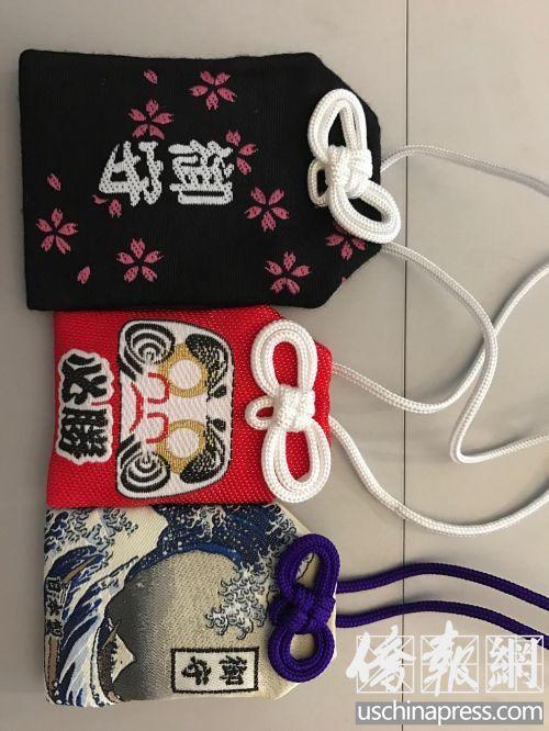 中國僑網(wǎng)女友為求下同學(xué)中簽特從日本神社求來福簽,。(美國《僑報》)