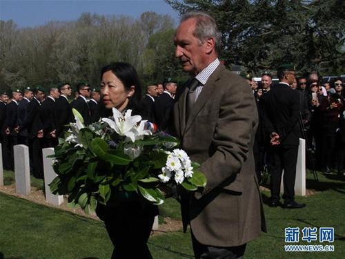 中國(guó)僑網(wǎng)資料圖:4月9日,,在法國(guó)北方濱海努瓦耶勒市郊的諾萊特華工墓園,,法國(guó)前國(guó)防部長(zhǎng)熱拉爾·隆蓋(前右)向一戰(zhàn)犧牲華工敬獻(xiàn)鮮花,。在法華僑華人9日在法國(guó)北方濱海努瓦耶勒市郊的諾萊特華工墓園舉行清明公祭儀式,,隆重悼念和緬懷在第一次世界大戰(zhàn)中為保衛(wèi)法國(guó)和英國(guó)而英勇捐軀的華工,。新華社記者 韓冰 攝