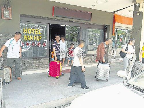 中國僑網(wǎng)中國農(nóng)民離開旅店,,準備前往士乃機場,。(馬來西亞《中國報》)