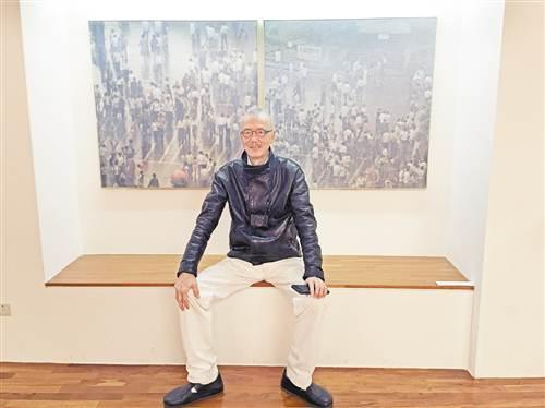 中國(guó)僑網(wǎng)“時(shí)空回顧”畫展現(xiàn)場(chǎng),,韓湘寧在作品《重慶街人》前留影,。