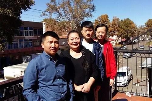 中國僑網(wǎng)余萍(右一)、其堂姐(右二),、小包(左一)與“金臺北”旅館老板娘董姐合影,。(南非華人網(wǎng))