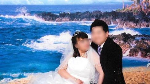 中國僑網(wǎng)為獲得美國“綠卡”所拍攝的假結(jié)婚照,。(美國中文網(wǎng))