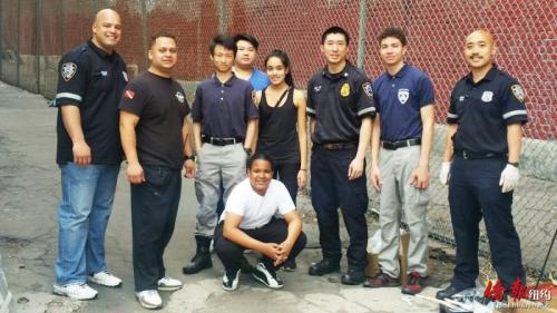 中國僑網(wǎng)市警五分局與“警局探索者項目”青年志愿者清理涂鴉。(美國《僑報》)