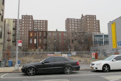 中國僑網(wǎng)哈林區(qū)西126街263-267號空地將建可負擔住房,。(美國《世界日報》/金春香 攝)