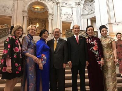 中國僑網(wǎng)羅總領事及夫人喬力,、李孟賢市長及夫人林進敏等人合影,。(駐舊金山總領館圖片)