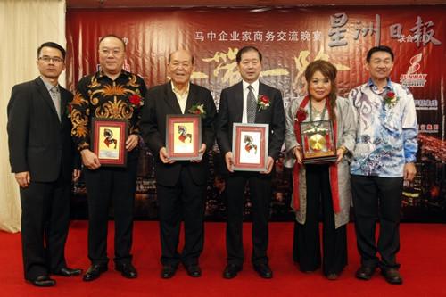 中國僑網(wǎng)符策勤(左二起),、吳德芳及李榮,從黃福來(左一)手中接過獎狀后,,合影留念,。(馬來西亞《星洲日報》)