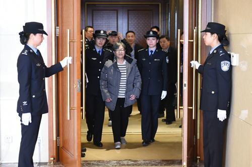 中國僑網(wǎng)2016年11月16日,,在中央反腐敗協(xié)調(diào)小組國際追逃追贓工作辦公室的統(tǒng)籌協(xié)調(diào)下,,經(jīng)中央有關(guān)部門和浙江省追逃辦密切協(xié)作,潛逃海外13年之久的“百名紅通人員”頭號嫌犯楊秀珠回國投案自首,。來源:中紀委監(jiān)察部網(wǎng)站