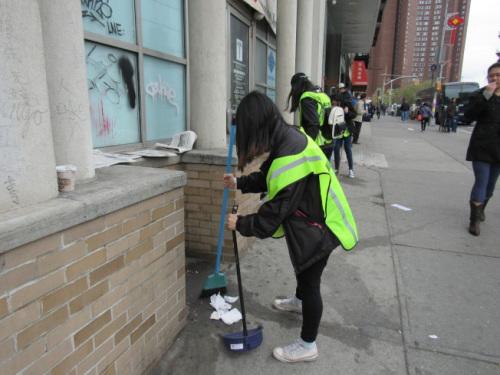 中國僑網來自各校的學生志工于華埠主要街道上掃街響應“地球日”,。(美國《世界日報》/顏嘉瑩 攝)