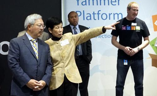 中國僑網(wǎng)鐘月娟(左二)向李孟賢市長(左一)講解公民入籍工作坊的一條龍服務(wù),。(美國《世界日報》/關(guān)文杰 攝)