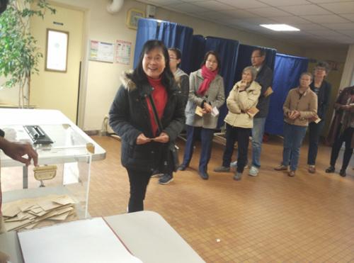 中國僑網(wǎng)華裔選民在排隊投票,。 (法國《歐洲時報》/黃冠杰 攝)