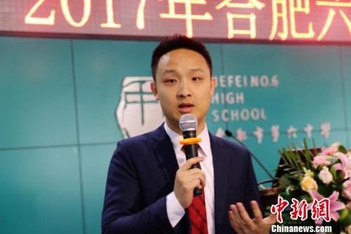 中國僑網(wǎng)出國留學(xué)代表,、哈佛大學(xué)大四學(xué)生廖觀晨講述留學(xué)經(jīng)驗(yàn),。 張俊 攝