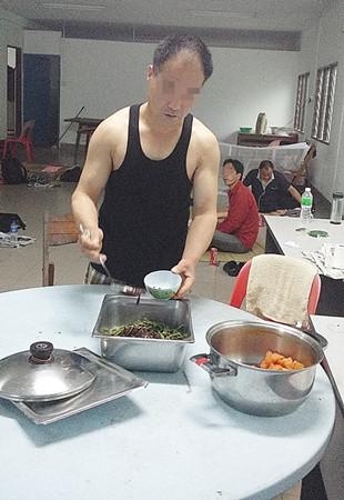 中國僑網(wǎng)士乃村民熱心提供膳食,,讓寄宿的中國農(nóng)民享用,。