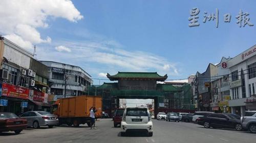 中國(guó)僑網(wǎng)哥本蘇丹路唐人街鄭和牌樓正式完工后,,市議會(huì)將在這個(gè)地區(qū)打造一個(gè)以華裔商販為主的夜市,。(馬來西亞《星洲日?qǐng)?bào)》)