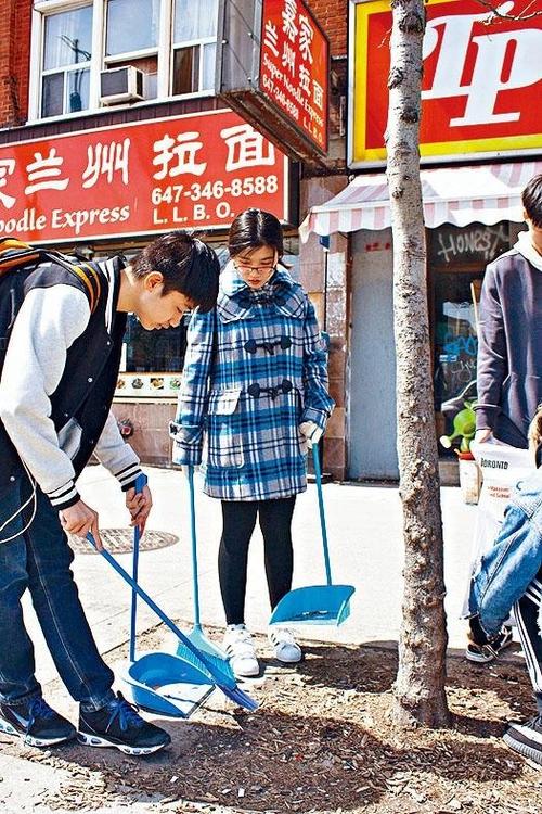 中國(guó)僑網(wǎng)義工們打掃街道,。(加拿大《星島日?qǐng)?bào)》)