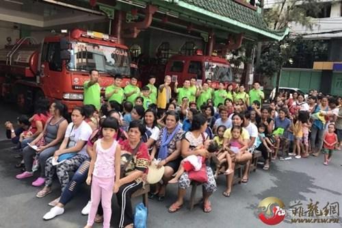 中國僑網(wǎng)義診中心外合影,。(菲龍網(wǎng))