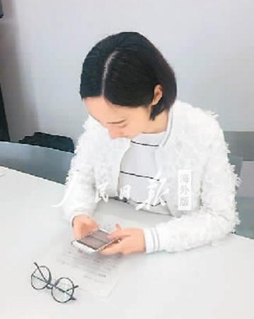 中國僑網(wǎng)楊梓(化名)每天只能在學(xué)習(xí)的間隙來應(yīng)付親友請求代購的諸多詢問,,這大大減少了她休息的時間。圖為下課時,,楊梓匆忙回復(fù)親友詢問信息,。