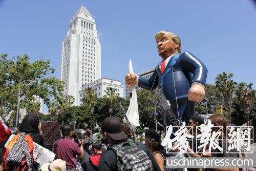 中國(guó)僑網(wǎng)2016年5月1日移民大游行的隊(duì)伍走過(guò)洛杉磯市政府大樓,。(美國(guó)《僑報(bào)》/高睿 攝)