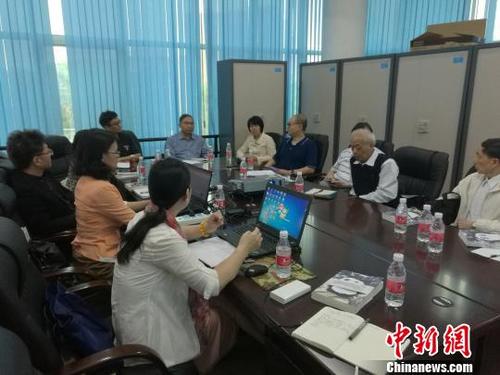 中國僑網(wǎng)《金釘》研討會在廣東江門五邑大學舉行 郭軍 攝