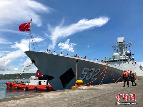 中國僑網(wǎng)4月30日,由導(dǎo)彈驅(qū)逐艦長春艦、導(dǎo)彈護(hù)衛(wèi)艦荊州艦和綜合補(bǔ)給艦巢湖艦組成的中國海軍艦艇編隊(duì)抵達(dá)菲律賓南部達(dá)沃市訪問,,受到熱烈歡迎,。圖為荊州艦靠岸,。 中新社記者 張明 攝