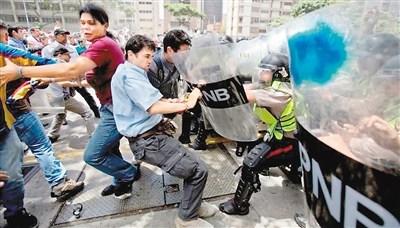 中國(guó)僑網(wǎng)委內(nèi)瑞拉民眾與警方爆發(fā)沖突。(資料圖片)