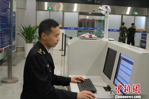 中國僑網(wǎng)圖為義烏局工作人員錄入查獲的禁止入境物信息,。