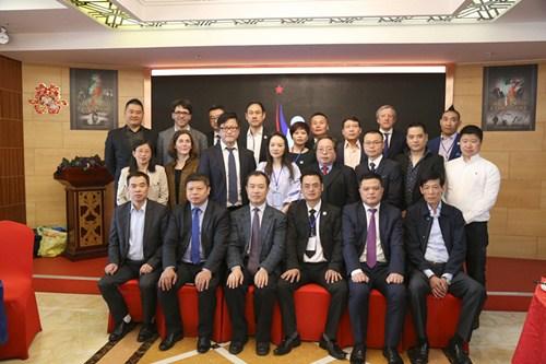 中國僑網(wǎng)李成元與參加慶典的部分嘉賓合影。(法國《歐洲時報》/孔帆 攝)