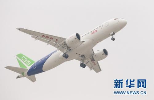 中國僑網(wǎng)5月5日,中國首款國際主流水準(zhǔn)的干線客機C919在上海浦東國際機場首飛,。新華社記者 丁汀 攝