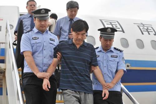 中國僑網(wǎng)2015年6月8日,孫新被押解回國,。(新華社記者 李文 攝)