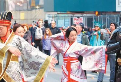 中國僑網圖為身穿漢服的華人在紐約時代廣場進行快閃。 資料圖片