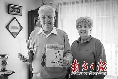 中國僑網(wǎng)亨利·簡斯頓(左)與他的妻子接受南方日?qǐng)?bào)記者贈(zèng)送的圖書《發(fā)現(xiàn)僑鄉(xiāng)》第四輯和海外版簡介冊(cè)子,。(黃敘浩 攝)