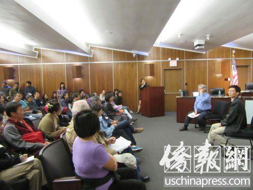 中國(guó)僑網(wǎng)兩位華人民選官員向上百民天普市居民介紹他們得知的最新資料。(美國(guó)《僑報(bào)》/翁羽 攝)