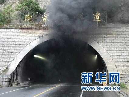 中國僑網(wǎng)這是5月9日拍攝的威海交通事故現(xiàn)場(手機(jī)拍攝),。