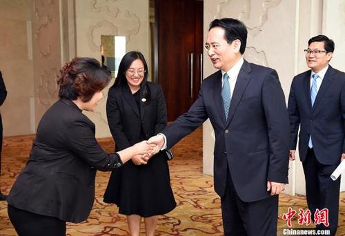 中國(guó)僑網(wǎng)5月10日,,國(guó)務(wù)院僑務(wù)辦公室副主任譚天星(前右)在北京會(huì)見(jiàn)泰國(guó)留學(xué)中國(guó)大學(xué)校友總會(huì)代表團(tuán)一行。 中新社記者 侯宇 攝