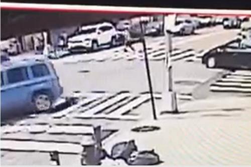 中國僑網(wǎng)兩歲男童不幸被車撞倒,車輪下險(xiǎn)生還,。(美國《世界日報(bào)》)