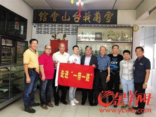 中國僑網(wǎng)▲臺山會館與采訪團(tuán)合影
