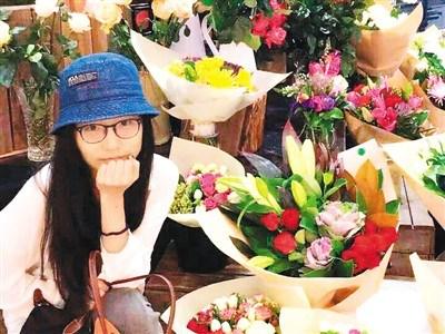 中國僑網(wǎng)張潔在學(xué)校附近的花店為母親挑選康乃馨。