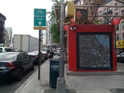 中國僑網(wǎng)在紐約市,有單車道路指示牌,。(美國《世界日報》/韓杰 攝)