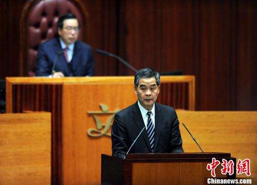 中國僑網(wǎng)資料圖片:香港特區(qū)行政長官梁振英。中新社記者 譚達(dá)明攝