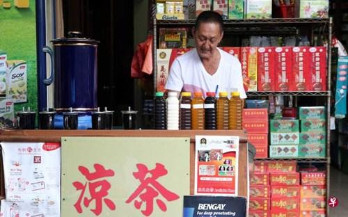 中國(guó)僑網(wǎng)新加坡國(guó)家環(huán)境局5月2日與新加坡中藥公會(huì)代表舉行對(duì)話會(huì),表示為了完善對(duì)食品安全與衛(wèi)生的管理,,正考慮采取管制措施,,包括規(guī)定業(yè)者必須領(lǐng)取執(zhí)照。(新加坡《聯(lián)合早報(bào)》/檔案照片)