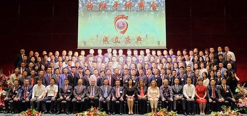 中國僑網(wǎng)集體合影留念,。(西班牙《歐華報》)
