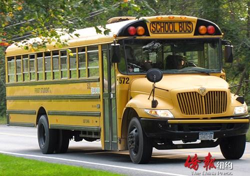 中國僑網(wǎng)資料圖:鄭先生駕駛的校車11日遭遇車禍。(美國《僑報》圖片)