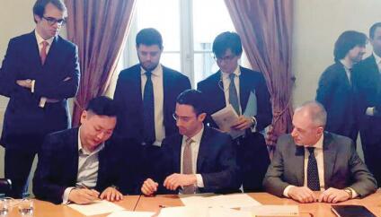 中國(guó)僑網(wǎng)中資代表韓力和AC米蘭母公司菲寧維斯特的首席執(zhí)行官Danilo Pellegrino在收購(gòu)協(xié)議上簽字,。(《歐洲時(shí)報(bào)》援引安莎社)