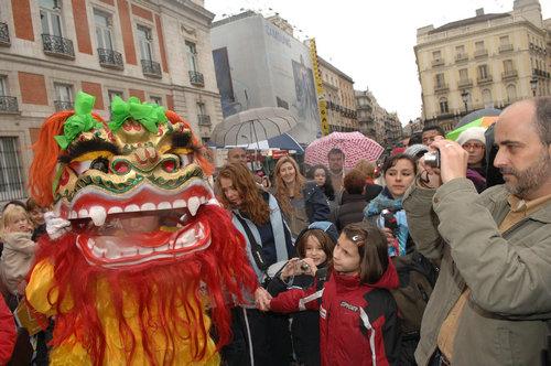 中國僑網(wǎng)資料圖片:2009年1月25日,,在西班牙首都馬德里,,華人華僑的舞獅表演吸引眾多西班牙人的關(guān)注。新華社記者 陳海通 攝