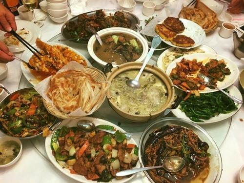 中國僑網(wǎng)中餐館家數(shù)倍增,菜色也從百年前的雜碎,,到現(xiàn)今百家爭鳴,,南北菜系一應(yīng)俱全。(美國《世界日報》/黃惠玲 攝)