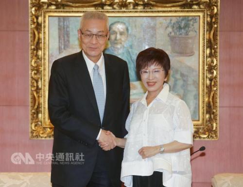 中國僑網(wǎng)國民黨主席當(dāng)選人,、前臺灣地區(qū)副領(lǐng)導(dǎo)人吳敦義(左)23日至國民黨中央黨部,拜訪現(xiàn)任國民黨主席洪秀柱(右),,雙方握手致意,。圖片來源:臺灣“中央社”