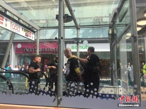 中國僑網(wǎng)當(dāng)?shù)貢r(shí)間5月23日,,英國曼徹斯特警方在市中心一個(gè)商場(chǎng)的廁所內(nèi)逮捕一名可疑分子,警方懷疑此人與之前發(fā)生的曼徹斯特爆炸案有關(guān),。 中新社記者 周兆軍 攝