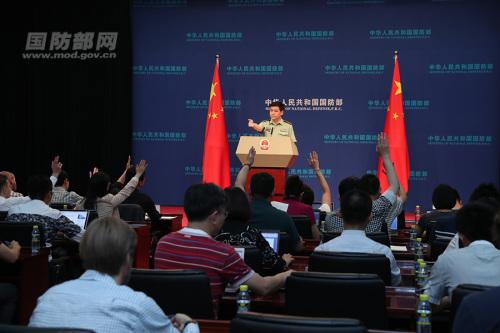 中國僑網(wǎng)國防部新聞局副局長,、國防部新聞發(fā)言人任國強上校答記者問,。李曉偉 攝